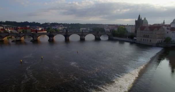 Caméra aérienne de drone suit vers l'arrière et bas du pont Charles à Prague — Video