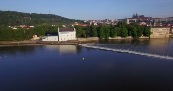 Antenn drönare kamera spår i sidled längs floden Vltava i Prag — Stockvideo