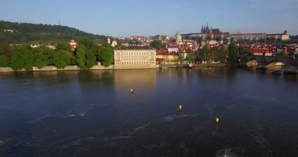 Antenn drönare kamera spår i sidled längs floden Vltava i Prag — Stockvideo