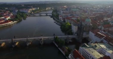 Hava dron kamera geriye doğru Prag'daki Charles Bridge izler.