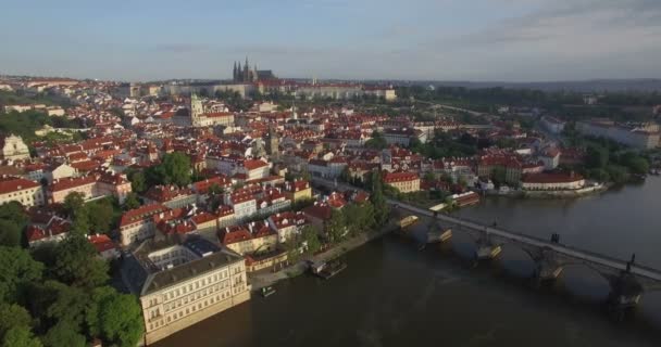 Antenn drönare kamera spår i sidled längs floden Vltava i Prag — Stockvideo