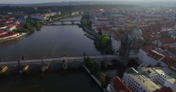 Antenn drönare kamera spår baklänges från Karlsbron i Prag — Stockvideo