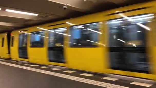 Berlin Bahn Train Arrives Station — Stock Video