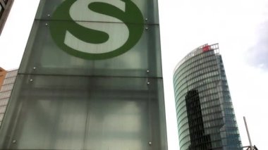 Arka planda Deutsche Bahn HQ ile Potsdamer Platz 'daki S-Bahn Tabelasını indirin