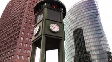 Berlin 'deki bulutlu bir kış gününde Deutsche Bahn Karargahı ile ünlü Potsdamer Platz trafik ışıklarını kısın.