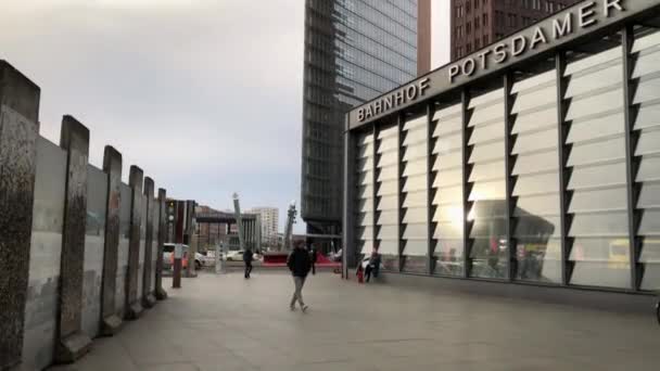 Panela Para Arranha Céus Modernos Remanescentes Muro Berlim Potsdamer Platz — Vídeo de Stock