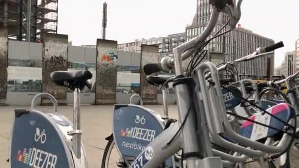 德国波茨坦拉普拉斯的柏林墙从自行车后面的股份计划中升起 — 图库视频影像