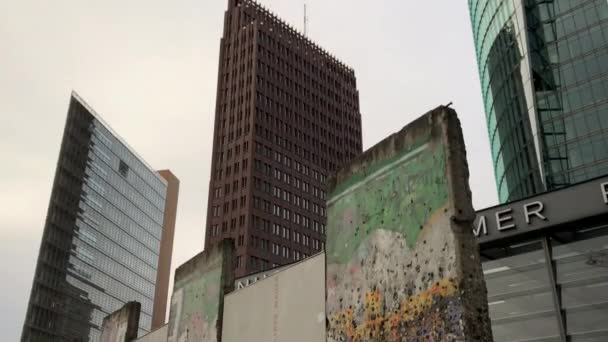 Nowoczesnych Drapaczy Chmur Pozostałości Muru Berlińskiego Placu Poczdamskim — Wideo stockowe