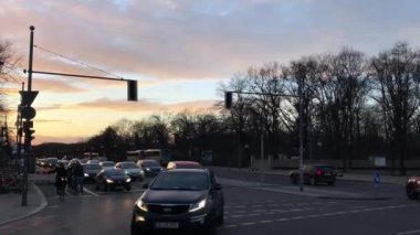 Berlin 'de 17 Juni Caddesi boyunca trafik vardı. Gün batımında Almanya' da bir kış akşamı çekilmişti..