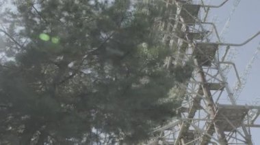 Çernobil, kamera ağacı geçip Duga-1 radar istasyonunu gösteriyor. Sınıflandırılmamış günlük kaydı görüntüleri