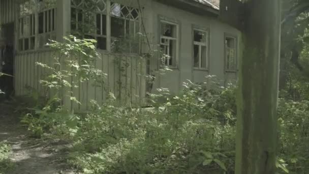 Czarnobyl Kamera Podnosi Się Aby Odsłonić Opuszczony Dom Wiosce Zalissya — Wideo stockowe