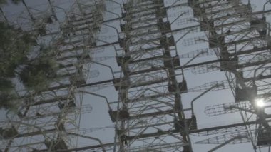Çernobil, Çernobil Yasaklama Bölgesi 'ndeki Duga-1 radar istasyonunun genişliği boyunca eğimli pan