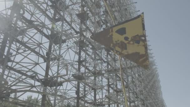 Çernobil Radyasyon Işaretinden Yükselen Kamera Duga Radarının Yasak Bölgede Olduğunu — Stok video
