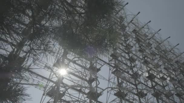 Tchernobyl Caméra Glisse Derrière Les Feuilles Pour Révéler Vaste Radar — Video