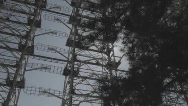 Κάμερα Γλιστρά Πίσω Από Δέντρα Για Αποκαλύψει Duga Ραντάρ Πίσω — Αρχείο Βίντεο
