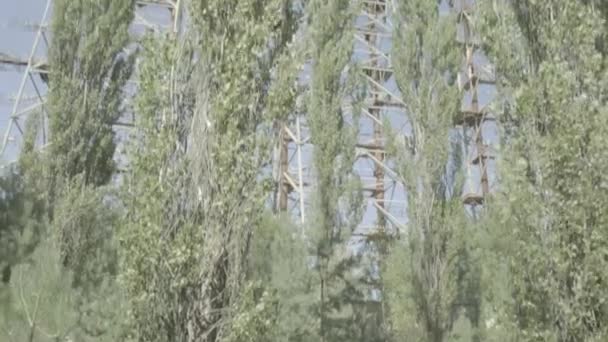 Snabb Lutning Ner Duga Radarstation Tjernobyl Ukraina Med Träd Förgrunden — Stockvideo