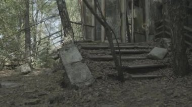 Çernobil 'deki terk edilmiş Pripyat Cafe' nin girişini gösteren kamera yükseliyor. Sınıflandırılmamış Günlük Kaydı Görüntüsü