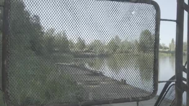 Camera Rises Fence Reveal Pier Lake Pripyat Chernobyl Ungraded Log — Αρχείο Βίντεο