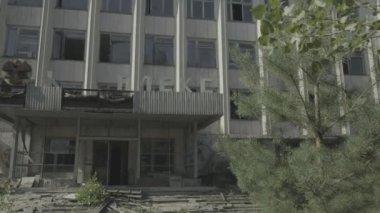Pripyat 'ta ağaçlarla çerçevelenmiş terk edilmiş bir ofis bloğunu yukarı kaldır. Çernobil, Ukrayna Sınıflandırılmamış Günlük Kaydı Görüntüsü