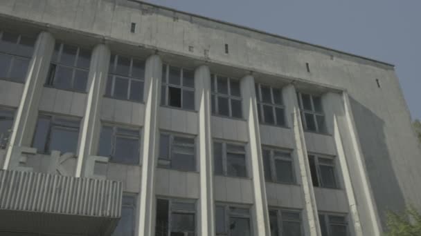 Пан Напротив Заброшенного Офисного Здания Гостиницы Полесье Припятском Чернобыле Незамеченный — стоковое видео