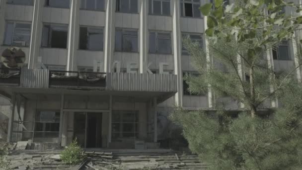 Tilt Derelict Office Block Pripyat Framed Trees Chernobyl Ucrania Imágenes — Vídeos de Stock