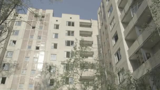 Быстрая Сковорода Через Заброшенные Жилые Дома Припяти Чернобыль Незамеченный След — стоковое видео