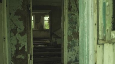 Çernobil, Zalissya 'da terk edilmiş bir evde kamera ilerliyor. Kaydedilmiş log görüntüleri