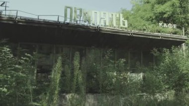 Çernobil Derece Kayıtlı Görüntü 'deki terk edilmiş Pripyat Kafe' nin ön kapısının statik klibi