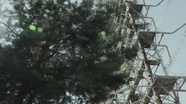 Τσέρνομπιλ Κάμερα Περνάει Από Δέντρο Για Αποκαλύψει Τον Σταθμό Ραντάρ — Αρχείο Βίντεο