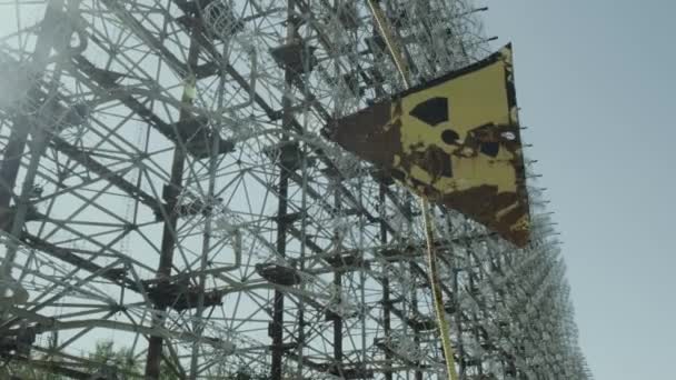 Czarnobyl Kamera Podnosi Się Znaku Promieniowania Aby Pokazać Rozległy Radar — Wideo stockowe