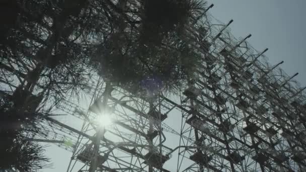 Τσέρνομπιλ Κάμερα Γλιστρά Πίσω Από Φύλλα Για Αποκαλύψει Τεράστια Backlit — Αρχείο Βίντεο