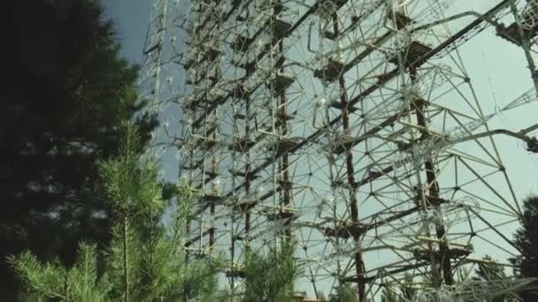 切尔诺贝利 禁区内Duga 1雷达站从树向大部分倾斜 — 图库视频影像