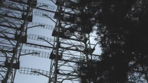 Камера Ковзає Дерев Щоб Виявити Радар Дуга Освітлений Сонцем Чорнобиль — стокове відео