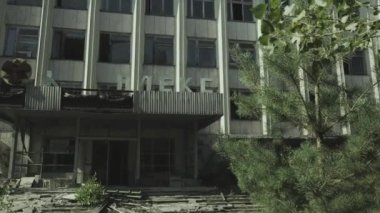 Pripyat 'ta ağaçlarla çerçevelenmiş terk edilmiş bir ofis bloğunu yukarı kaldır. Çernobil, Ukrayna Notlu Günlük Kaydı Görüntüsü