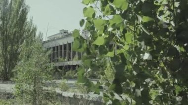 Kamera, kültür sarayını, Pripyat 'ı, Çernobil' i gözler önüne seriyor. Notlandırılmış Günlük Kaydı Görüntüsü