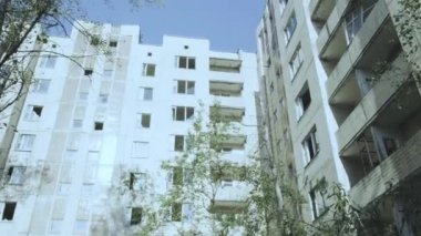 Pripyat, Çernobil 'deki terk edilmiş apartman bloklarından hızlı geçiş. Notlandırılmış Günlük Kaydı Görüntüsü