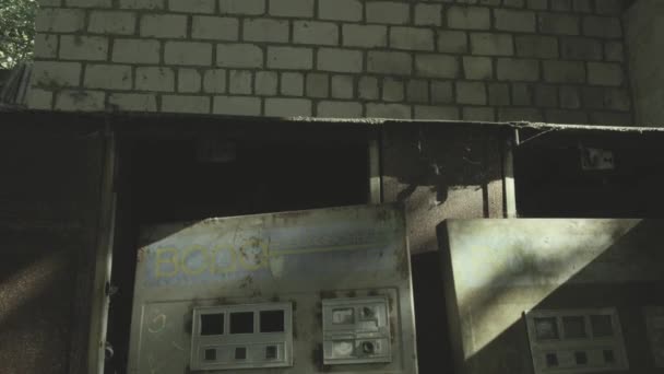Ограбить Заброшенные Торговые Автоматы Кафе Припять Чернобыль След Серого Бревна — стоковое видео