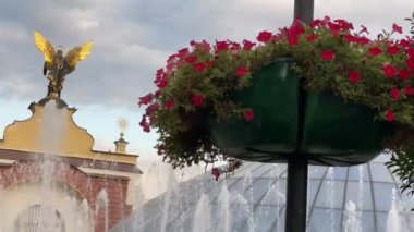 Lyadsky kapısı ve çeşmeleri Independence Meydanı, Kiev 'deki güzel çiçek sepeti çerçeveli.. 