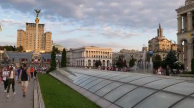 Independence Meydanı 'nın geniş açı klibi, Kiev ve Ukrayna Oteli arka planda. 