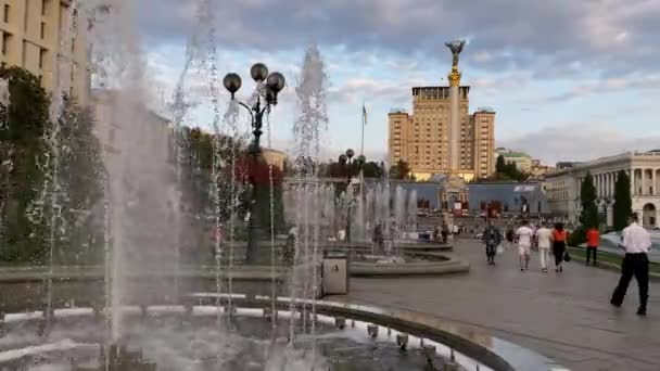 Monumento Independencia Hotel Ucrania Enmarcado Por Fuentes Plaza Independencia Kiev — Vídeos de Stock