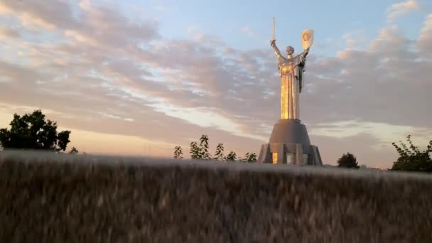 Camera Rises Wall Reveal Motherland Statue Kyiv Spectacular Golden Hour — Stock Video