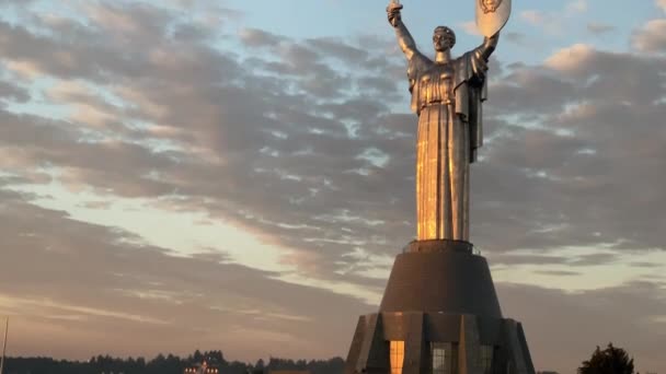 Slow Tilt Motherland Statue Kyiv Spectacular Golden Hour Dawn — 비디오