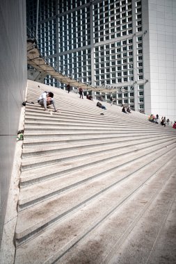 İnsanların basamaklarda belirmesi