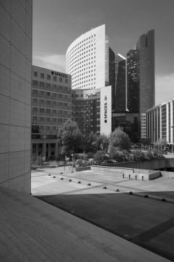 Fransa, Paris 'te, La Defense' da terk edilmiş bir iş bölgesi. Arka planda modern gökdelenler