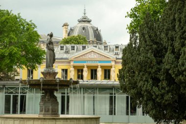İlkbaharda Paris 'te Fontaine Le Doyen. Arka planda Petite Palais görünüyor.