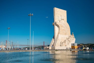 Belem bölgesinde güneşli bir bahar gününde Lizbon 'daki su göleti ve Keşifler Anıtı