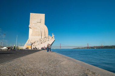 Portekiz, Lizbon 'da bulunan Tagus' un nehir kenarındaki Keşifler Anıtı ve 25 Nisan Köprüsü 'nün geniş açılı görüntüleri