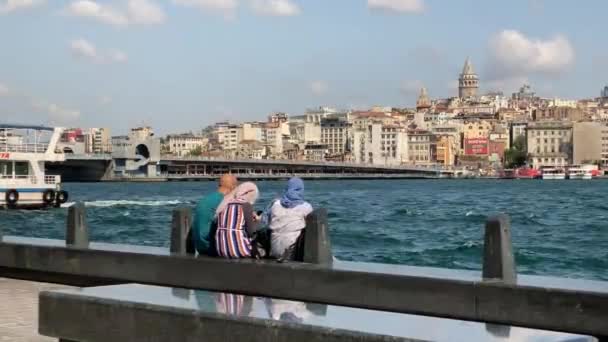 Tiga Penduduk Setempat Duduk Melihat Seberang Tanduk Emas Menuju Galata — Stok Video