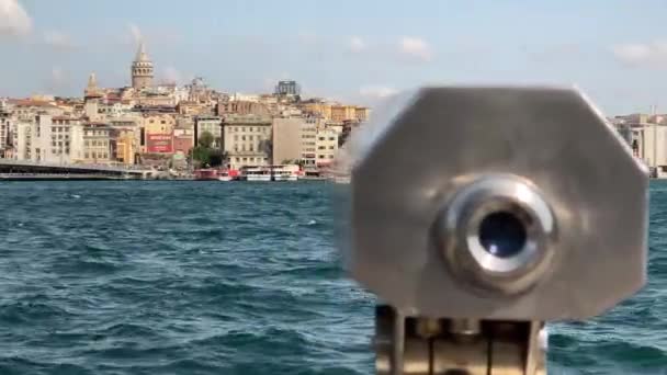 Câmera Desliza Trás Binocular Turístico Para Revelar Golden Horn Galata — Vídeo de Stock