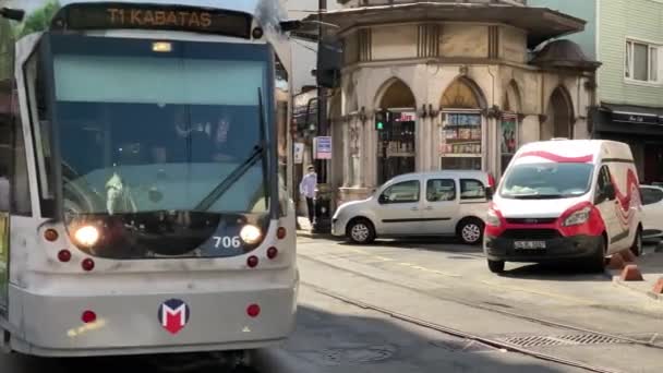 Kamera Verfolgt Moderne Straßenbahn Entlang Der Hudavendigar Street Der Altstadt — Stockvideo